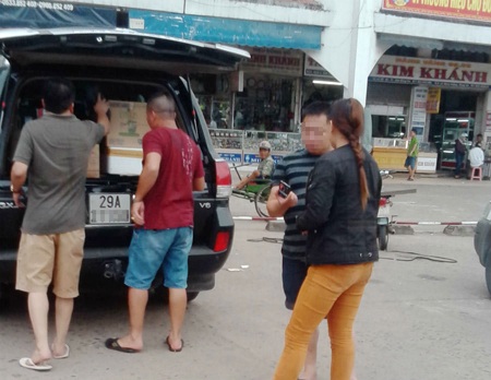 Công khai bán thuốc kích dục "không thể kiềm chế" giữa chợ - 4 Cũng có không ít du khách tò mò khi được những phụ nữ này chào mời. Ảnh: Quang Thành