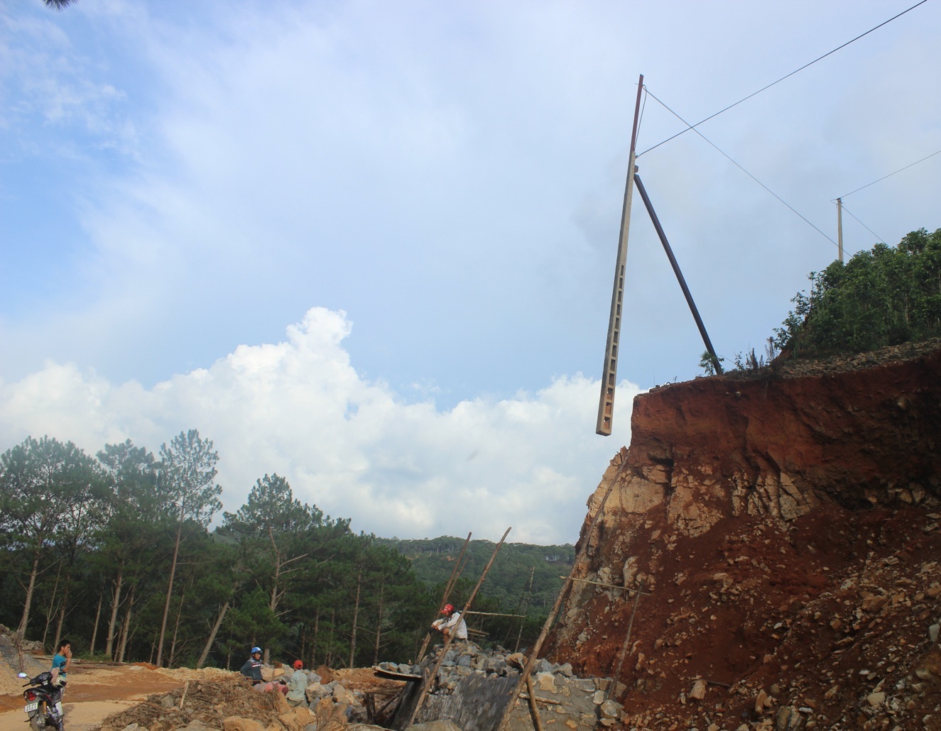 Hãi hùng cột điện treo lơ lửng, "đung đưa" trên không - 2 Hàng ngày có một nhóm công nhân vẫn làm việc phía dưới cây cột điện chờ rụng