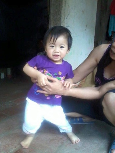 Bé Cẩm Tú đã được 18 tháng tuổi. 