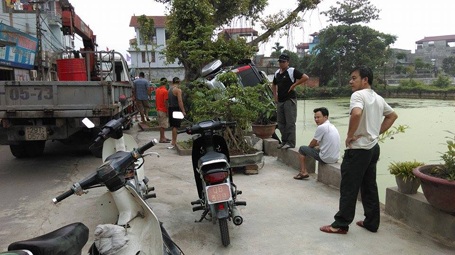 Ô tô nổ máy trong nhà, bất ngờ lao vọt... xuống ao - 3 Bàn cách kéo chiếc xe lên bờ.