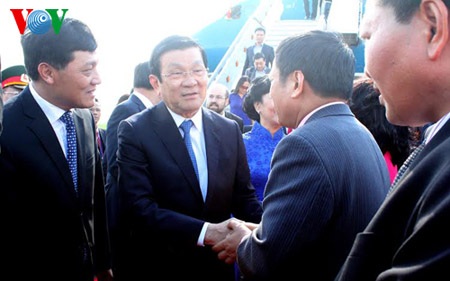 Chủ tịch nước tới Praha, bắt đầu thăm cấp Nhà nước Cộng hòa Séc - 2 Đại diện các cơ quan của Séc đón Chủ tịch nước và phu nhân tại sân bay