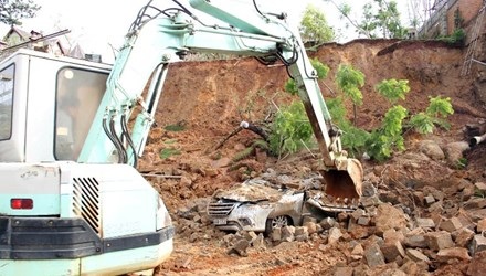 Ta luy cao 10m bất ngờ đổ sụp đè bẹp ô tô 7 chỗ - 1 Cứu hộ chiếc ô tô bị nạn.