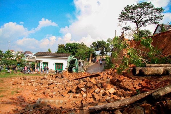 Ta luy cao 10m bất ngờ đổ sụp đè bẹp ô tô 7 chỗ - 2 Hiện trường vụ sập taluy.