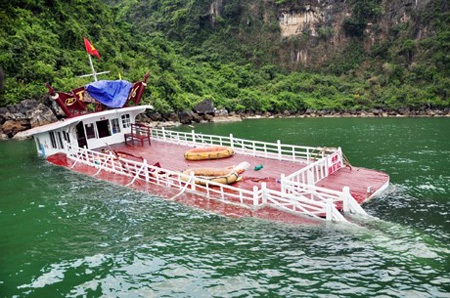 Va chạm tàu hàng, một tàu du lịch bị chìm ở vịnh Hạ Long - 1 Tàu du lịch Đôn Hiền QN 5762 bị đắm sau khi va chạm với tàu chở hàng