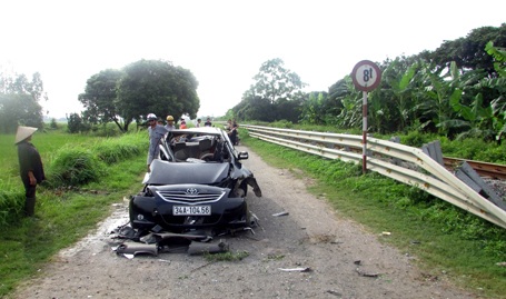 Tàu hỏa húc văng ô tô, tài xế thoát chết may mắn - 1 Chiếc xe bị hất văng, phần vỏ vỡ rời ra nhiều mảnh.