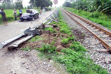 Tàu hỏa húc văng ô tô, tài xế thoát chết may mắn - 2 Do không có thương vong về người nên ít phút sau, tàu hỏa HP1 tiếp tục hành trình.