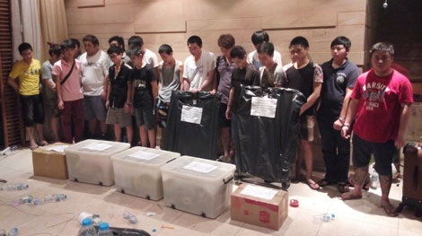 Băng nhóm lừa đảo người Trung Quốc giả danh cảnh sát bị triệt phá như thế nào? - 1 Các đối tượng và tang vật vụ án.