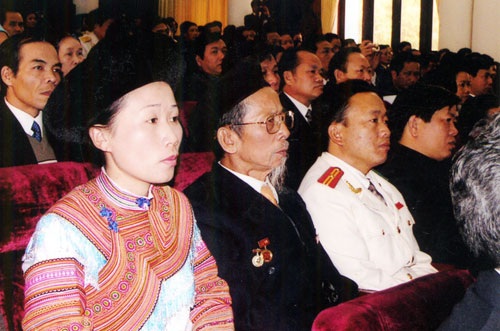 Bà Vi Thị Hóa vinh dự được Bác tuyên dương. (Ảnh chụp lại từ Bảo tàng Phụ nữ Việt Nam)