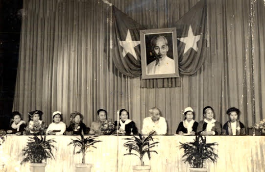 Ông Lục Bỉnh Lợi (thứ 5 từ trái qua) từng được Bác Hồ tặng thưởng Huy hiệu của Người