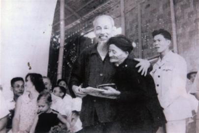 Hồi ức đẹp của đồng bào dân tộc ít người Lào Cai với Hồ Chủ tịch - 1 Bác Hồ chụp ảnh thân mật với ông Trần Văn Nỏ.