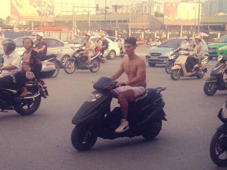 Ô tô, xe máy “tấp nập” vượt đèn đỏ giữa Thủ đô - 5 Nam
Hoàng