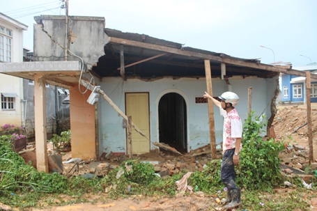 Nước lũ rút đi để lại căn nhà anh Nghĩa đã đổ sập.
