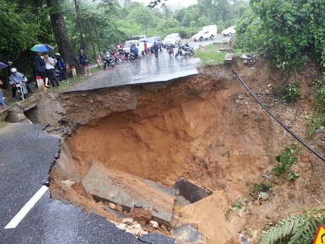 Quốc lộ 4D bị cắt đứt hoàn toàn.