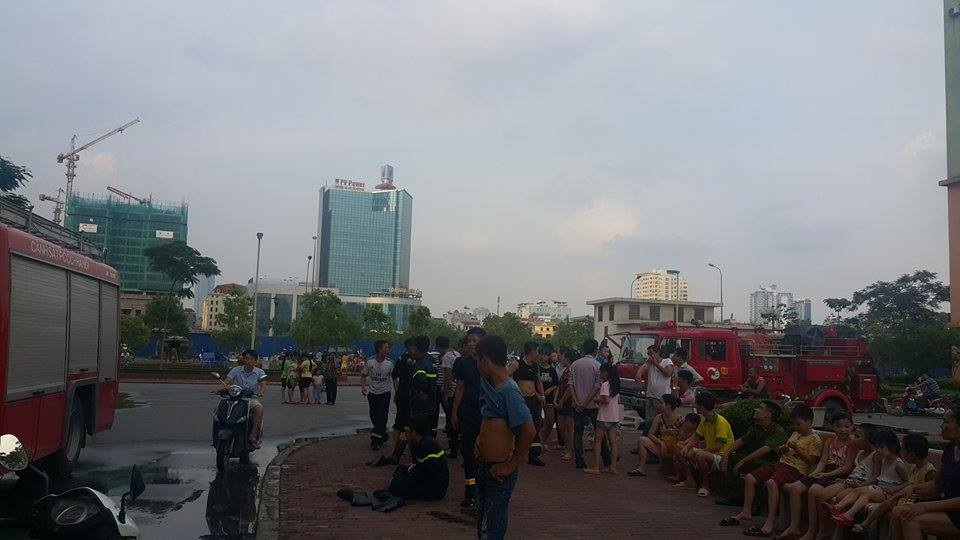 Hà Nội: Cháy chung cư, dân chạy tán loạn - 1 Theo