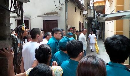 Hà Nội: 5 người trong gia đình tử vong sau vụ cháy lúc nửa đêm - 5 Thi thể các nạn nhân xấu số đang được đưa đi khỏi hiện trường. (Ảnh: CTV)