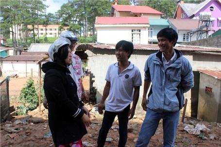 Nước lũ rút đi để lại căn nhà anh Nghĩa đã đổ sập.