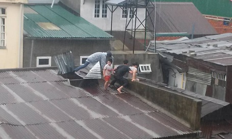 Anh Phong nhanh trí cậy mái tôn, đưa 3 mẹ con chị Hằng ra ngoài an toàn 