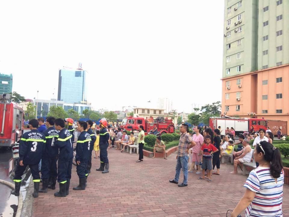 Hà Nội: Cháy chung cư, dân chạy tán loạn - 3 Theo
