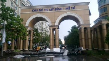Mưa giông lớn "càn quét" Hà Nội, cây xanh đổ la liệt, giao thông hỗn loạn - 8 Mưa giông lớn càn quét Hà Nội, cây xanh đổ la liệt, giao thông hỗn loạn