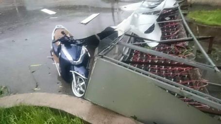 Nhiều ô tô, xe máy tan nát sau giông lốc ở Hà Nội - 8 Mưa giông lớn càn quét Hà Nội, cây xanh đổ la liệt, giao thông hỗn loạn