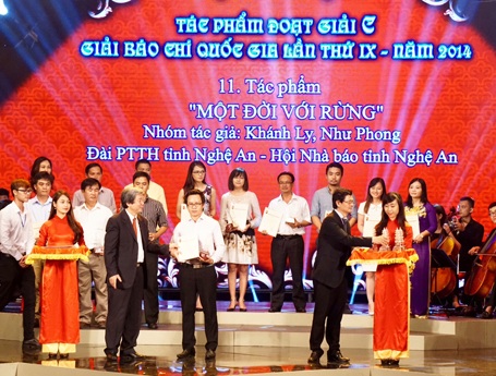 PV Nguyễn Phê (áo trắng, hàng trên) báo Dân trí nhận giải C Giải Báo chí Quốc gia. (Ảnh: Hữu Nghị)