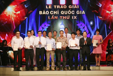 Phó Thủ tướng Vũ Văn Ninh trao giải cho các nhóm tác giả đạt giải B. (Ảnh: Hữu Nghị)