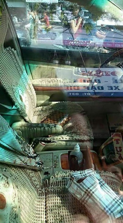 Bên trong chiếc xe của đôi vợ chồng bị tạt axit.