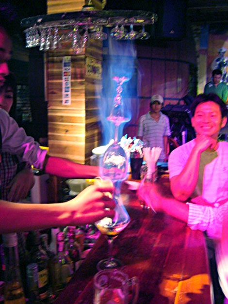 Phận bọt bèo bên dòng sông Hàn - 2 Đi bar mà không uống rượu đốt thì chưa phải là… dân chơi!