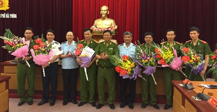 Ban chuyên án nhận hoa và phần thưởng từ Giám đốc CATP Hải Phòng.