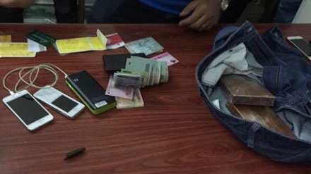 Tang vật gồm 2 bánh heroin, tiền mặt và điện thoại của Xuyên bị cơ quan điều tra bắt giữ.