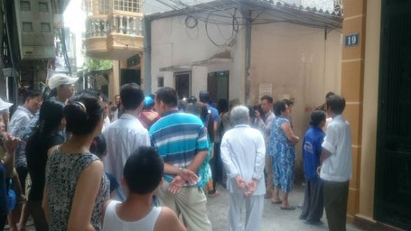 Hà Nội: 5 người trong gia đình tử vong sau vụ cháy lúc nửa đêm - 6 Cả khu dân cư bàng hoàng sau vụ cháy tang thương. (Ảnh: Nguyễn Dương)