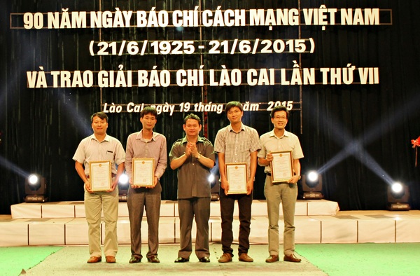 Phóng sự ảnh đăng báo Dân trí đoạt giải A Giải báo chí tỉnh Lào Cai - 1 Phóng sự ảnh đăng báo Dân trí đoạt giải A Giải báo chí tỉnh Lào Cai