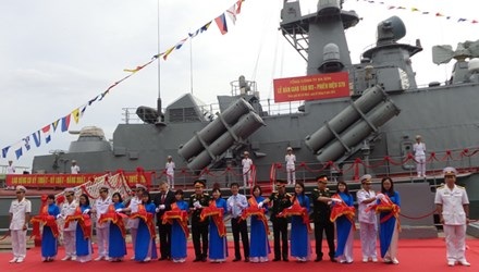 Hải quân Việt Nam nhận thêm 2 tàu tên lửa tấn công - 1 Cắt băng bàn giao tàu cho Quân chủng Hải quân.
