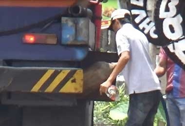 Hút trộm xăng dầu giữa quốc lộ