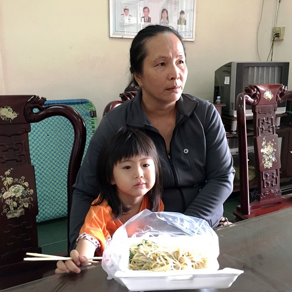 Bà Trang kể lại thời điểm sạt lở, khiến căn nhà sụp xuống sông.