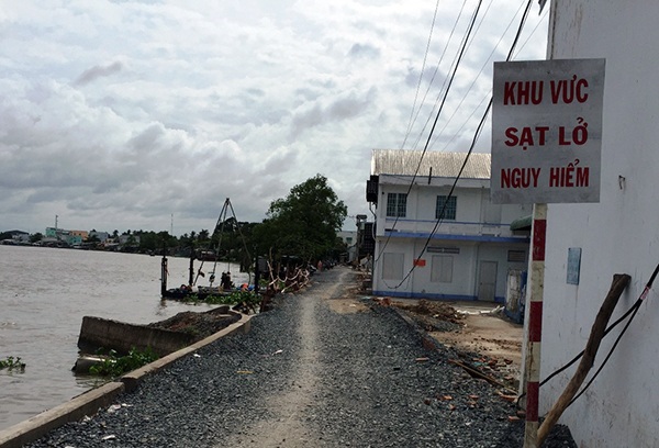 Đoạn sạt lở trên đường Võ Tánh (phường Lê Bình) tiếp tục xuất hiện nhiều vết nứt mới.