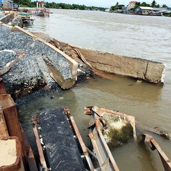 Đoạn sạt lở trên đường Võ Tánh (phường Lê Bình) tiếp tục xuất hiện nhiều vết nứt mới.
