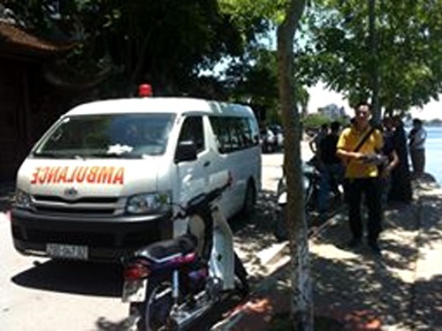 Thi thể nạn nhân được chuyển ra khỏi hiện trường