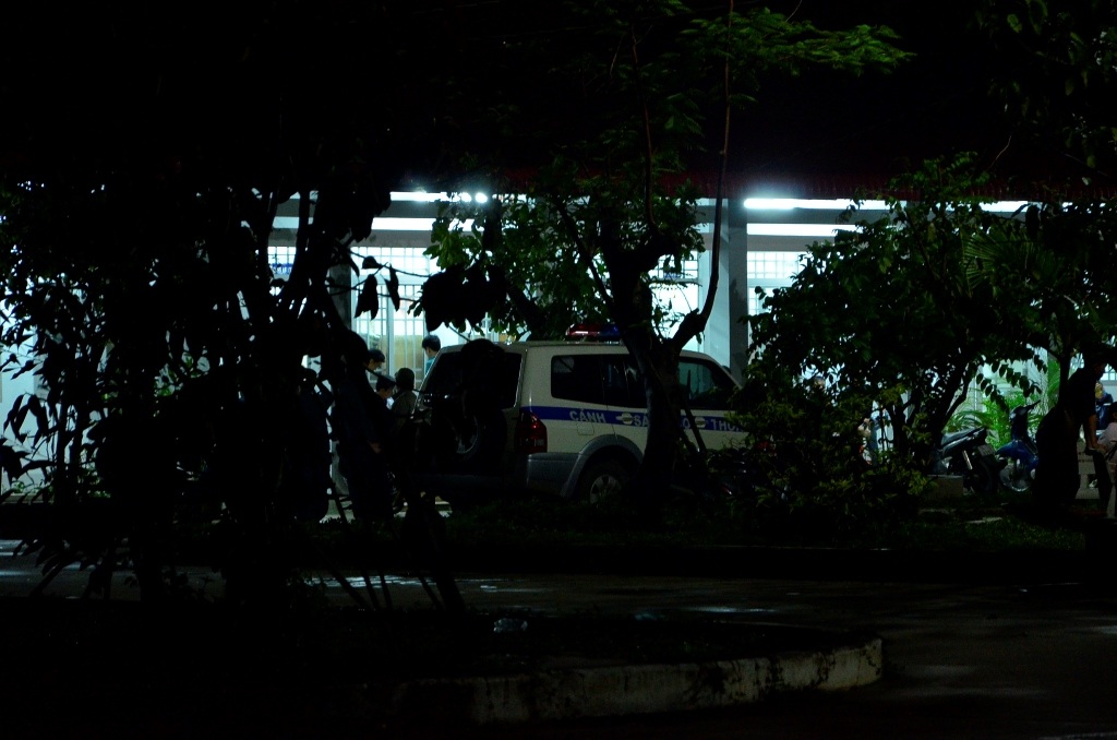 Lấy lời khai nghi can Vũ Văn Tiến tại trụ sở UBND xã Nhị Bình.