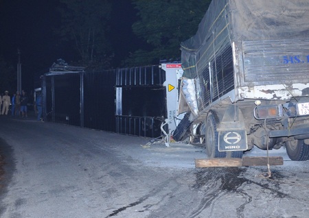 Thùng container văng xuống đường gây tai nạn nghiêm trọng.