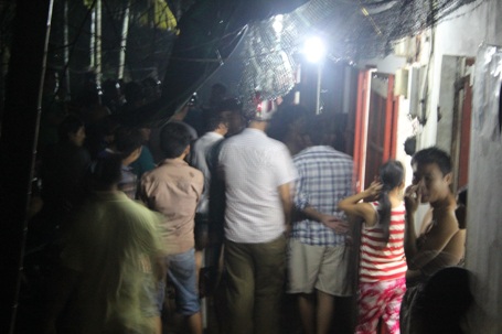 Hàng trăm người dân vây quanh nhà nghi can Tiến