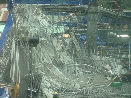 Bên trong hiện trường đổ nát.