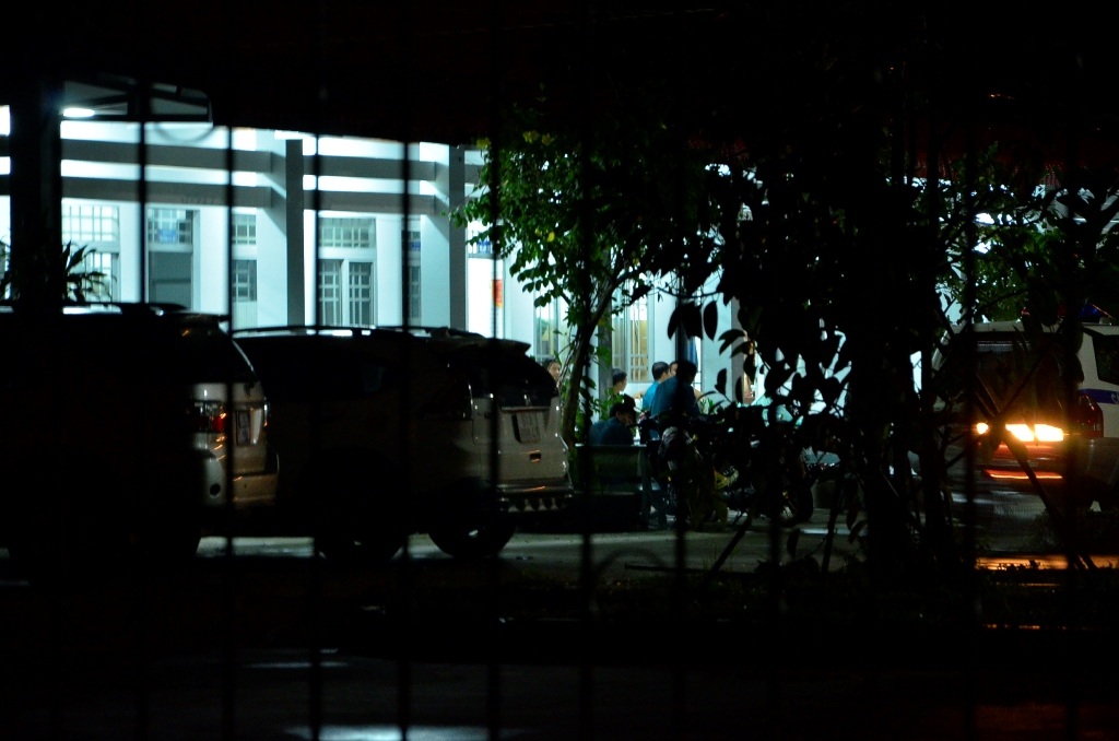 Lấy lời khai nghi can Vũ Văn Tiến tại trụ sở UBND xã Nhị Bình.