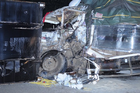 Chiếc xe tải nát bét đầu sau khi húc vào thùng container.