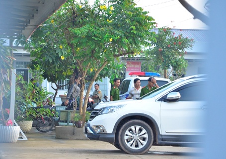 Tổ công tác rời khỏi trụ sở UBND xã Nhị Bình lúc 6h30 sáng nay.