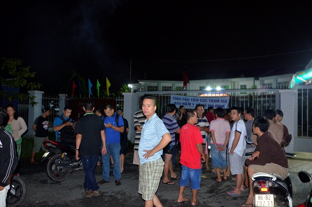 Rất đông người dân vây quanh trụ sở UBND xã Nhị Bình.