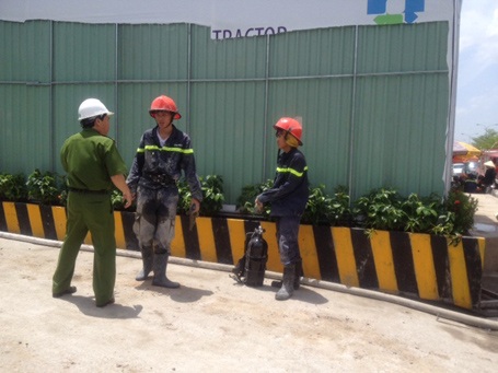 Lính cứu hộ lấm lem bùn đất, bê tông