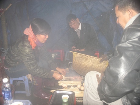 Người dân Sa Pa mặc áo ấm giữa mùa hè