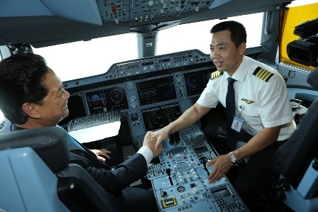 Thủ tướng thực hiện nghi thức “cất cánh” chiếc A350 thế hệ mới nhất thế giới - 2 Thủ tướng vào buồng lái A350 động viên các phi công