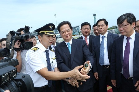 Thủ tướng thực hiện nghi thức “cất cánh” chiếc A350 thế hệ mới nhất thế giới - 3 Thủ tướng bật champagne chúc mừng Vietnam Airlines nhận máy bay mới A350.